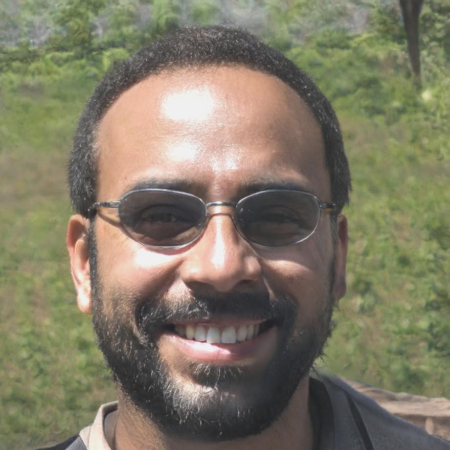 Trainer im persönlichen Gespräch mit Teilnehmer