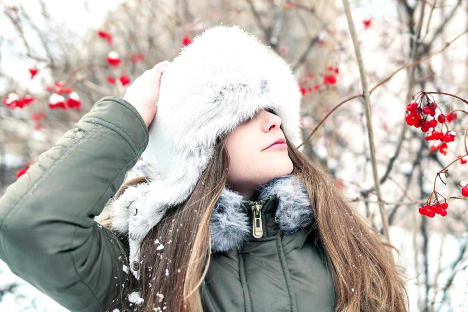 Detailaufnahme eines präzisen Haarschnitts mit professioneller Schere